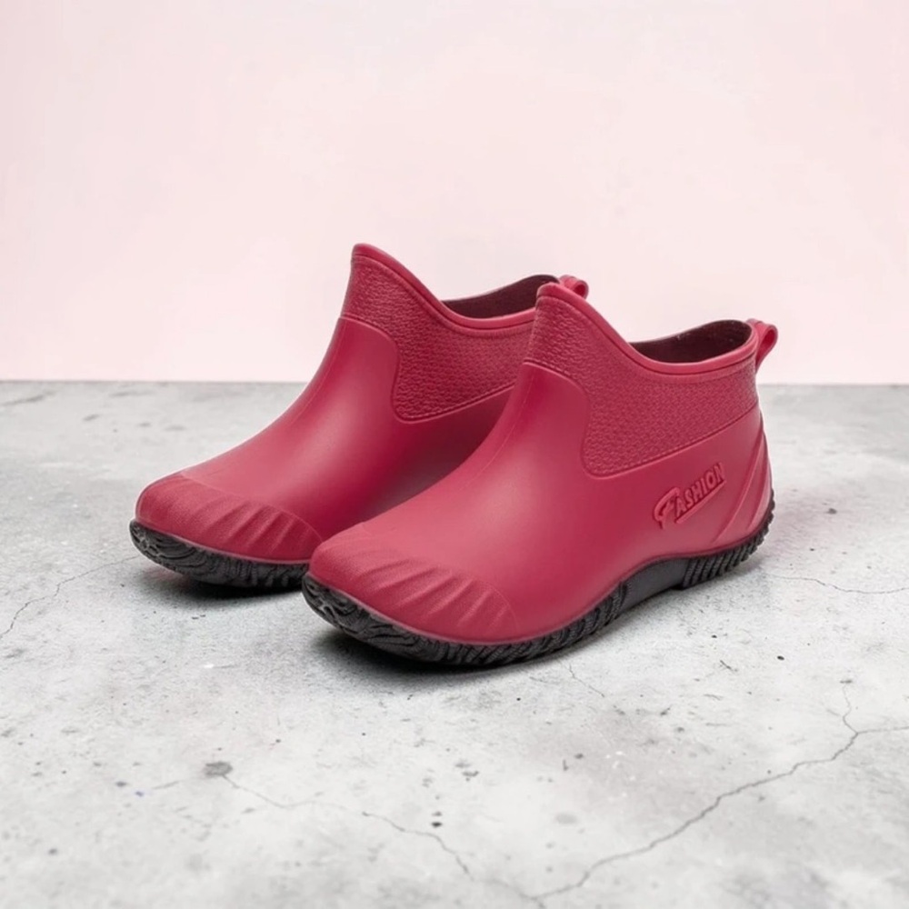 Rubbermaid Women's Berry Red Winter Boots